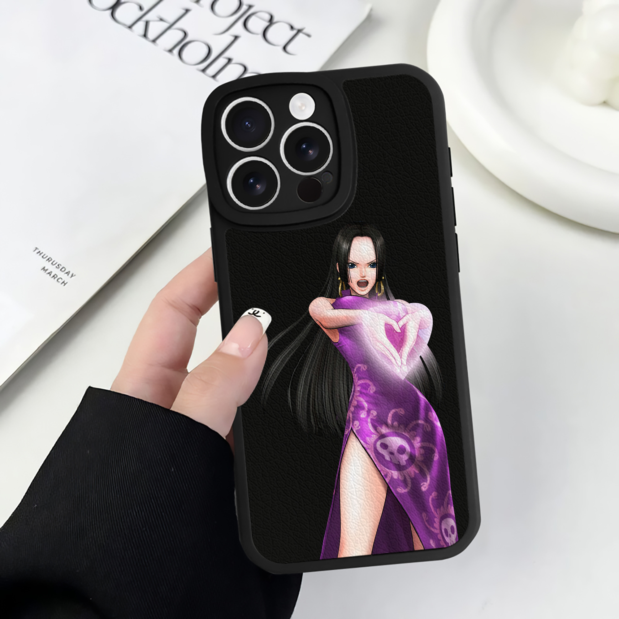 （画像用） ワンピース ボア・ハンコック ONE PIECE Boa·Hancock 【iPhone 16シリーズ対応】シリコンスマホケース（レザー調） 材質：シリコン